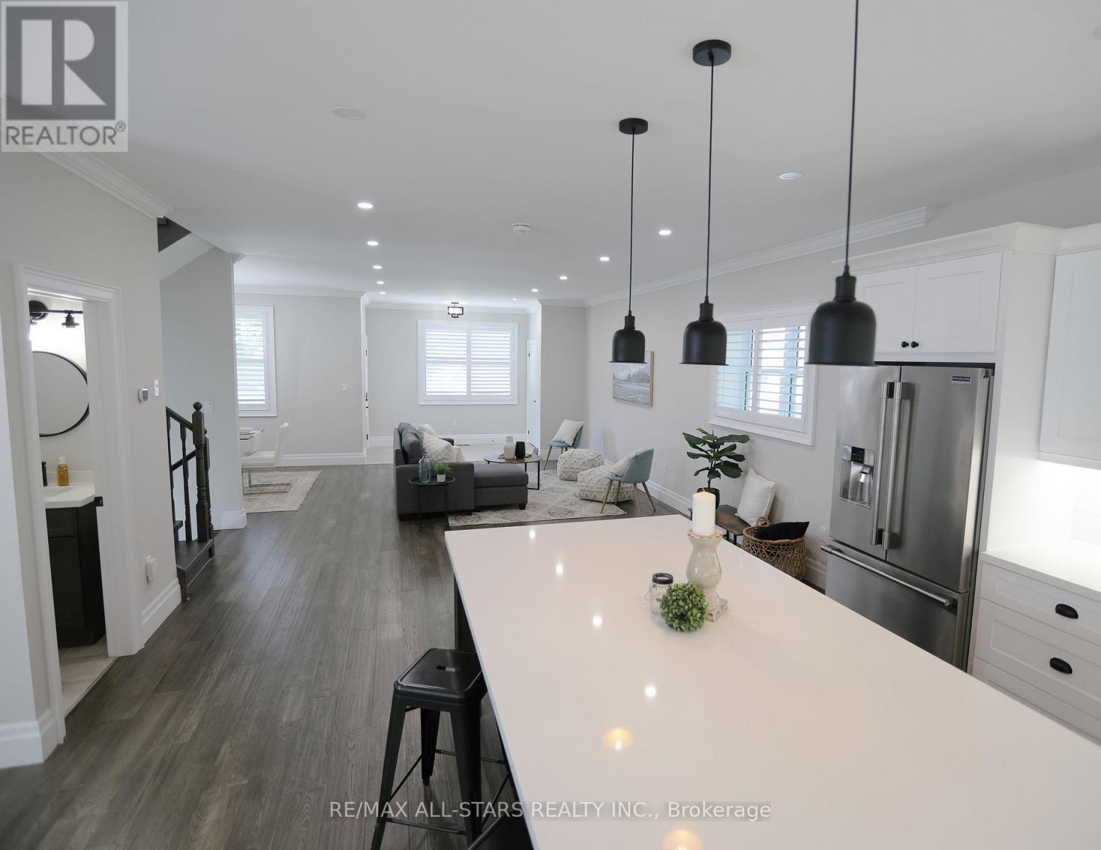 29 Patrick Drive, Aurora, ON - Indoor Photo Showing Kitchen With Upgraded Kitchen