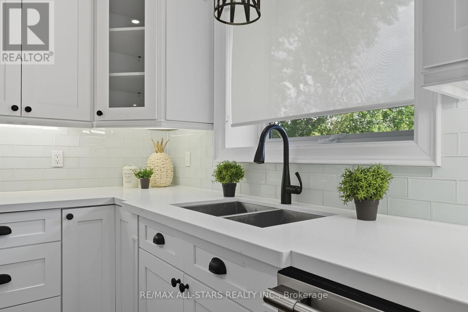 29 Patrick Drive, Aurora, ON - Indoor Photo Showing Kitchen With Double Sink With Upgraded Kitchen