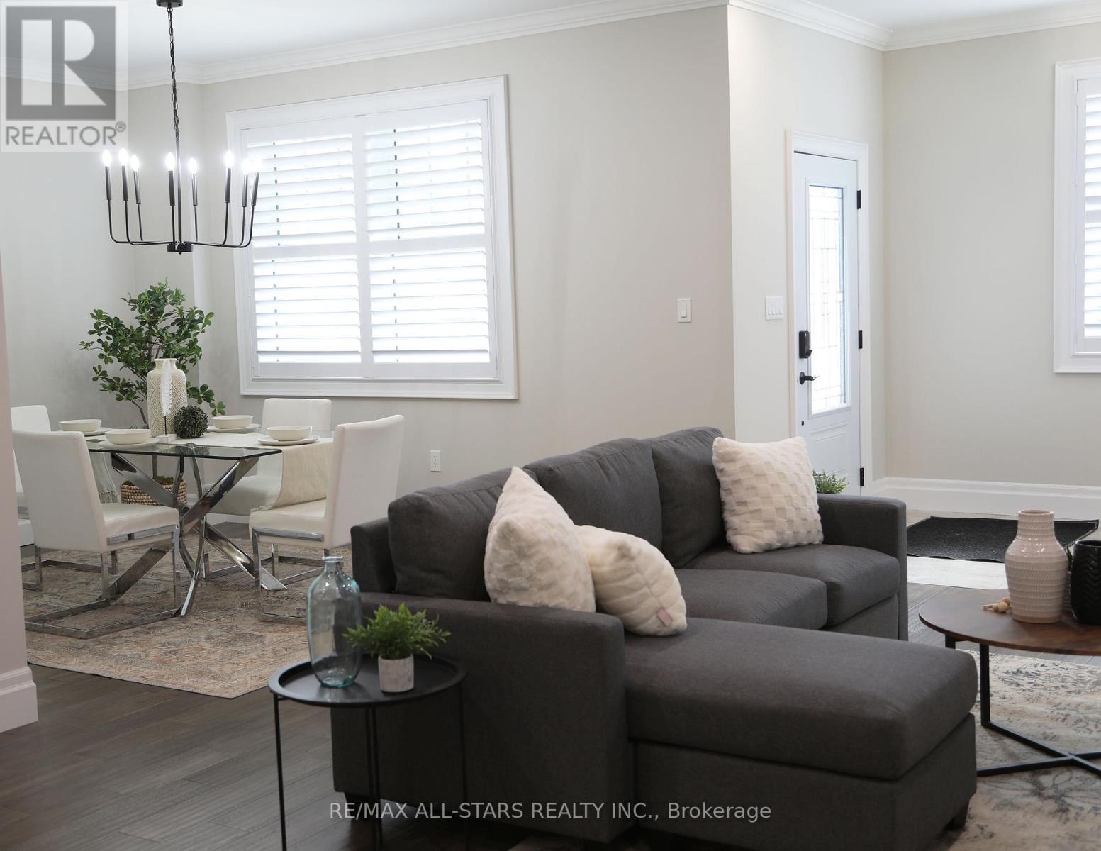 29 Patrick Drive, Aurora, ON - Indoor Photo Showing Living Room