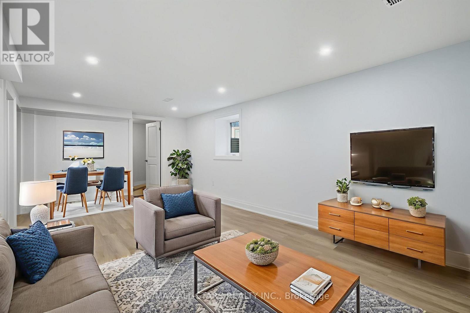 29 Patrick Drive, Aurora, ON - Indoor Photo Showing Living Room