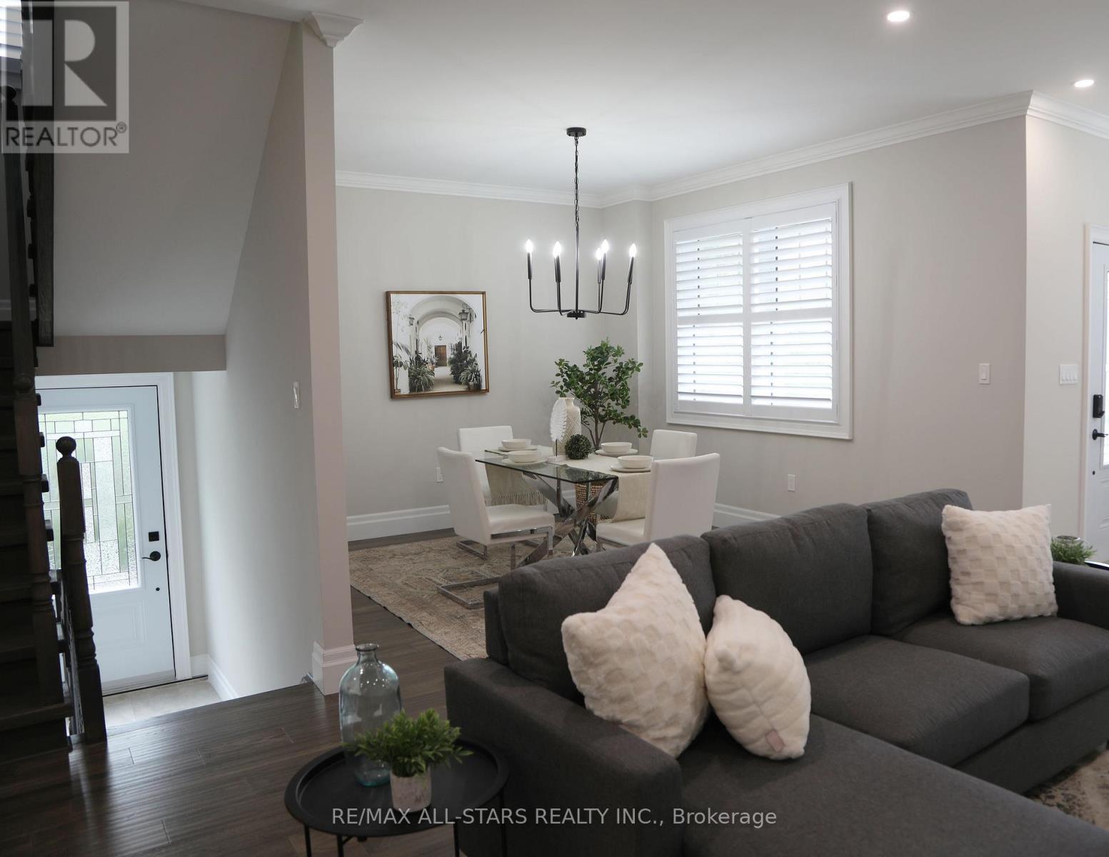29 Patrick Drive, Aurora, ON - Indoor Photo Showing Living Room