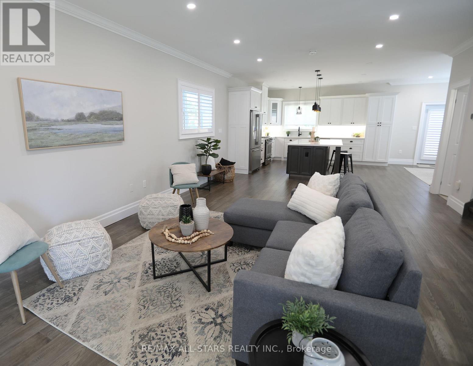29 Patrick Drive, Aurora, ON - Indoor Photo Showing Living Room