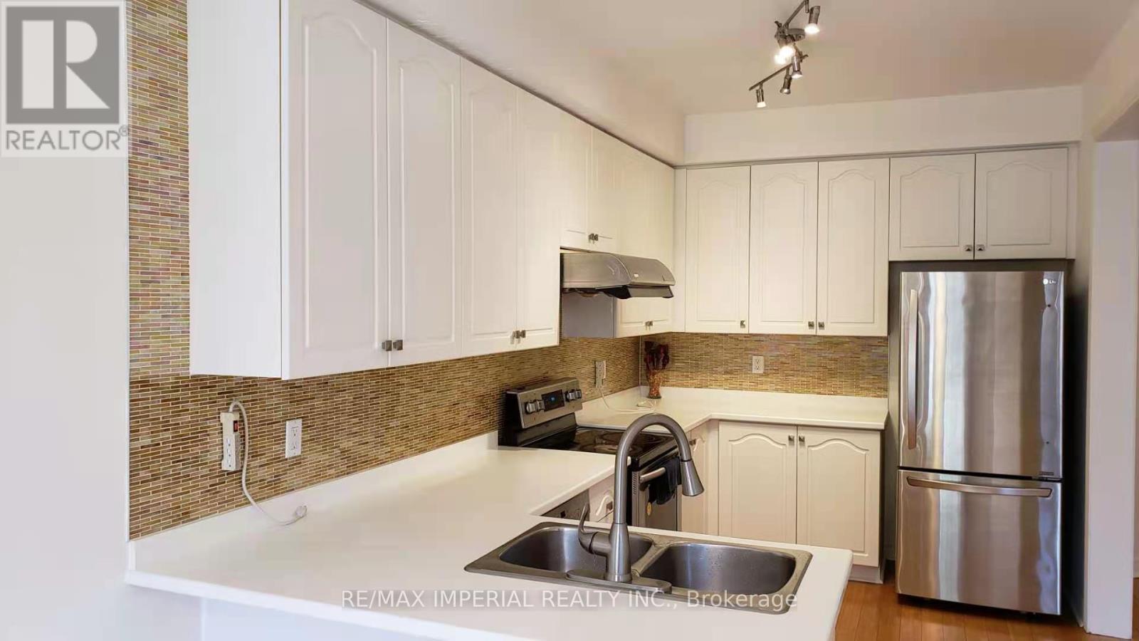 25 Ruby Crescent, Richmond Hill, ON - Indoor Photo Showing Kitchen With Double Sink