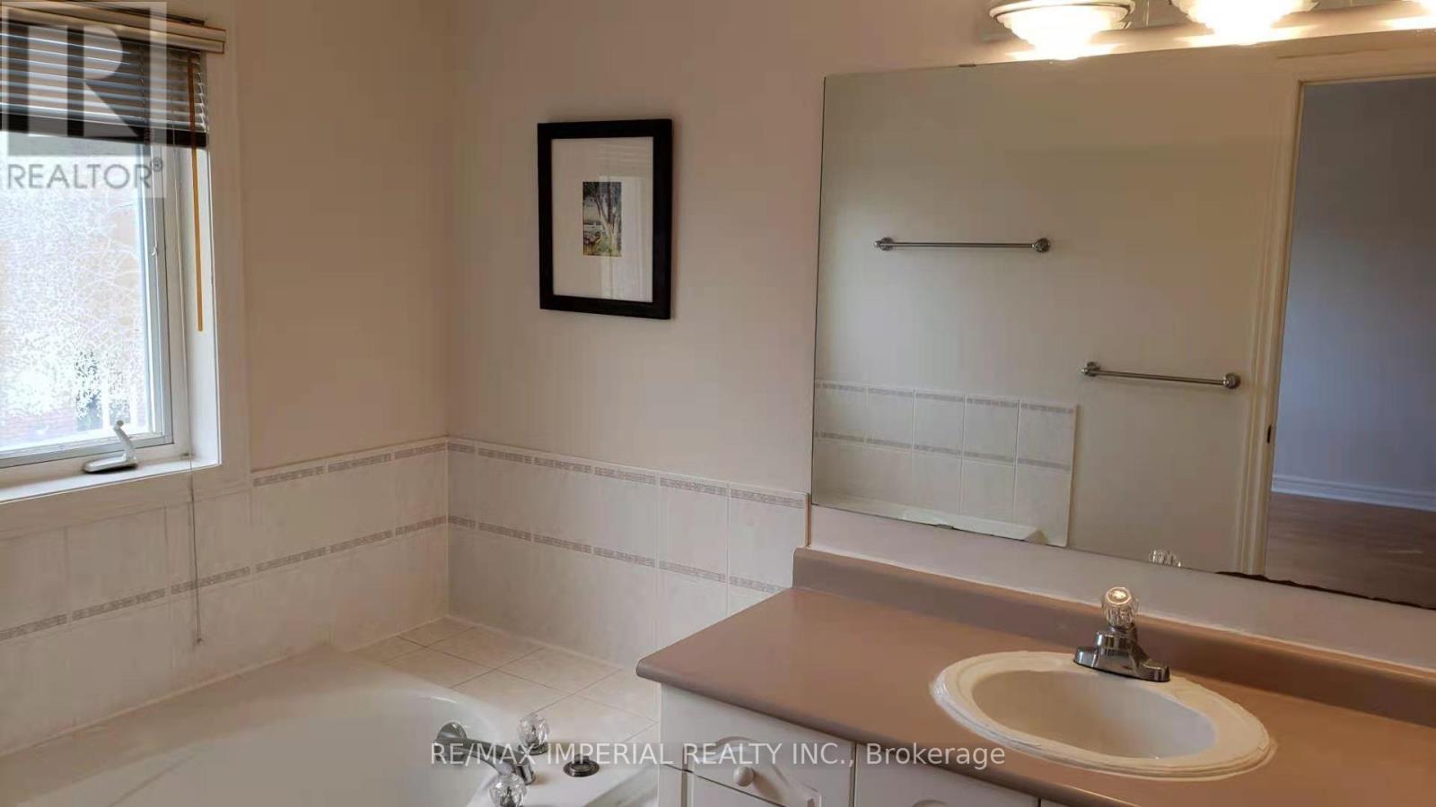 25 Ruby Crescent, Richmond Hill, ON - Indoor Photo Showing Bathroom