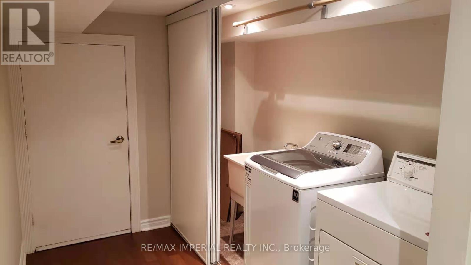 25 Ruby Crescent, Richmond Hill, ON - Indoor Photo Showing Laundry Room