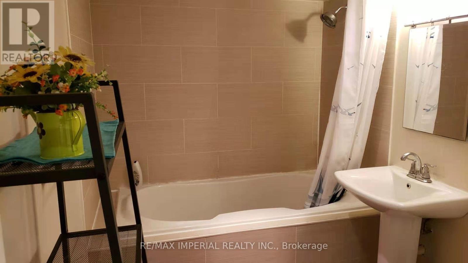 25 Ruby Crescent, Richmond Hill, ON - Indoor Photo Showing Bathroom