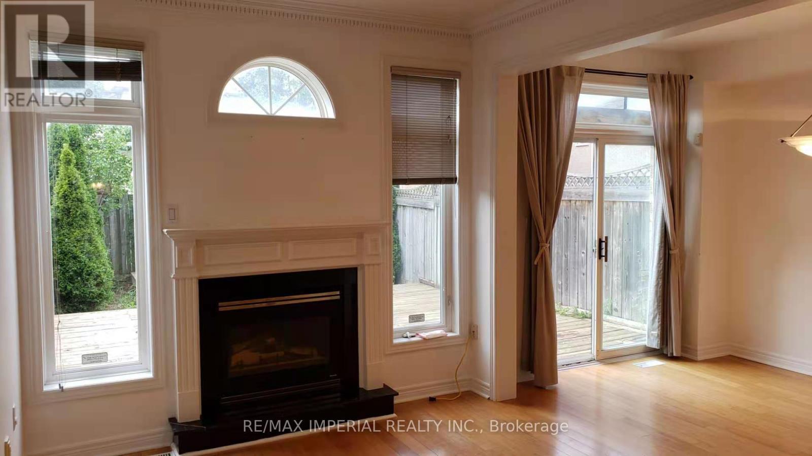 25 Ruby Crescent, Richmond Hill, ON - Indoor Photo Showing Living Room With Fireplace