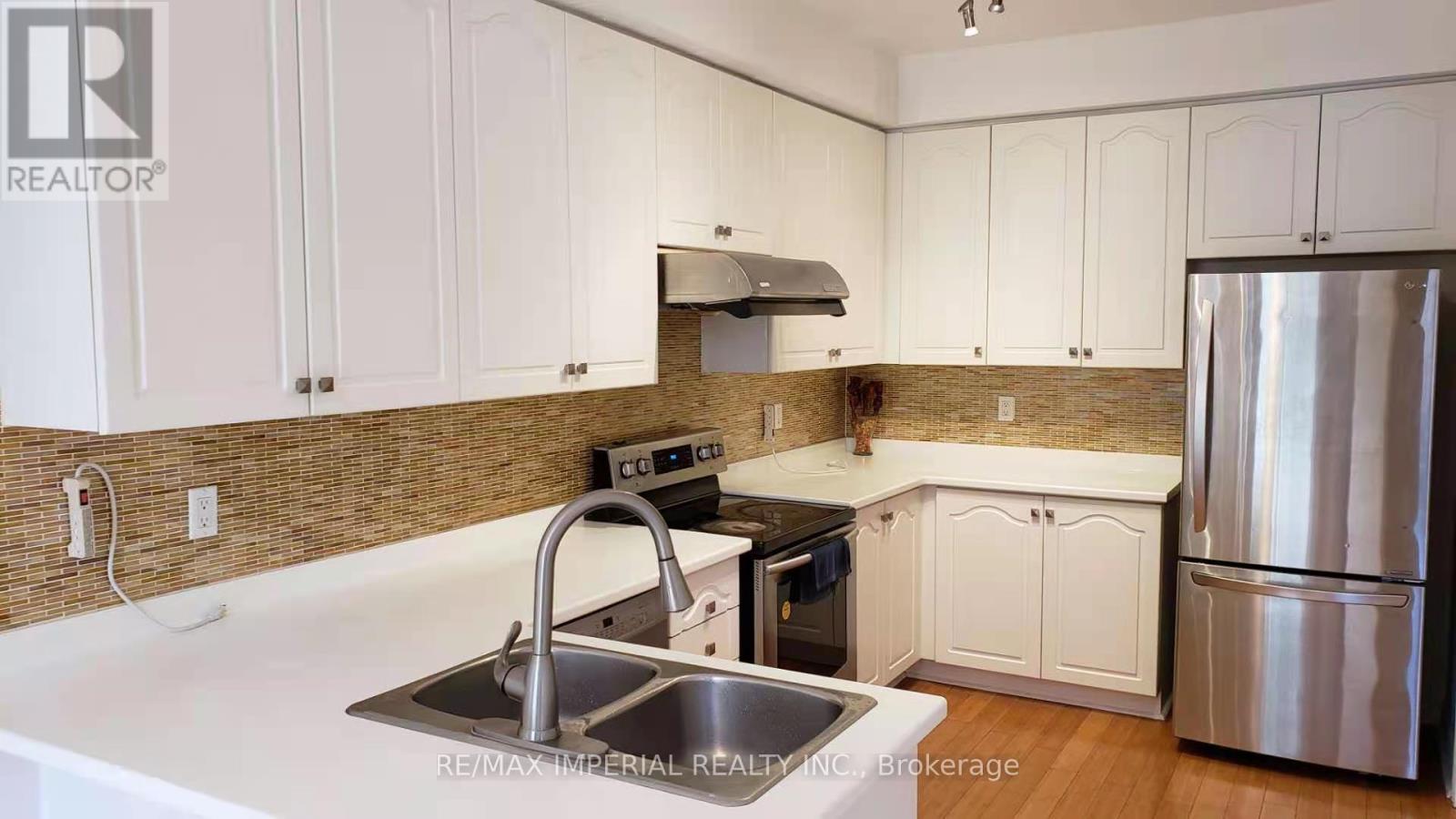 25 Ruby Crescent, Richmond Hill, ON - Indoor Photo Showing Kitchen With Double Sink