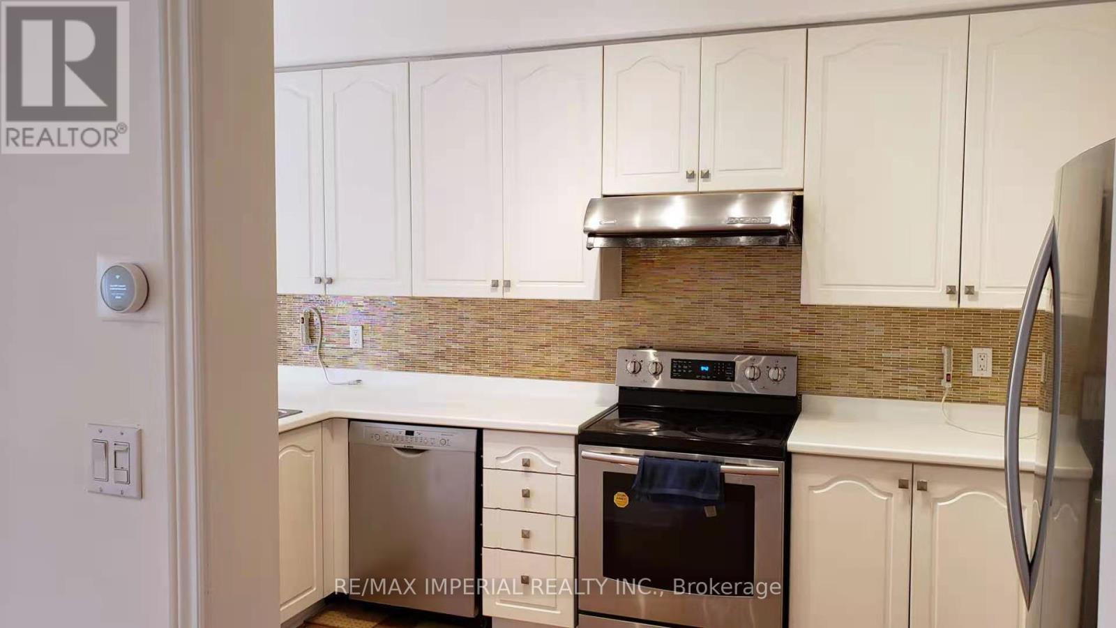 25 Ruby Crescent, Richmond Hill, ON - Indoor Photo Showing Kitchen