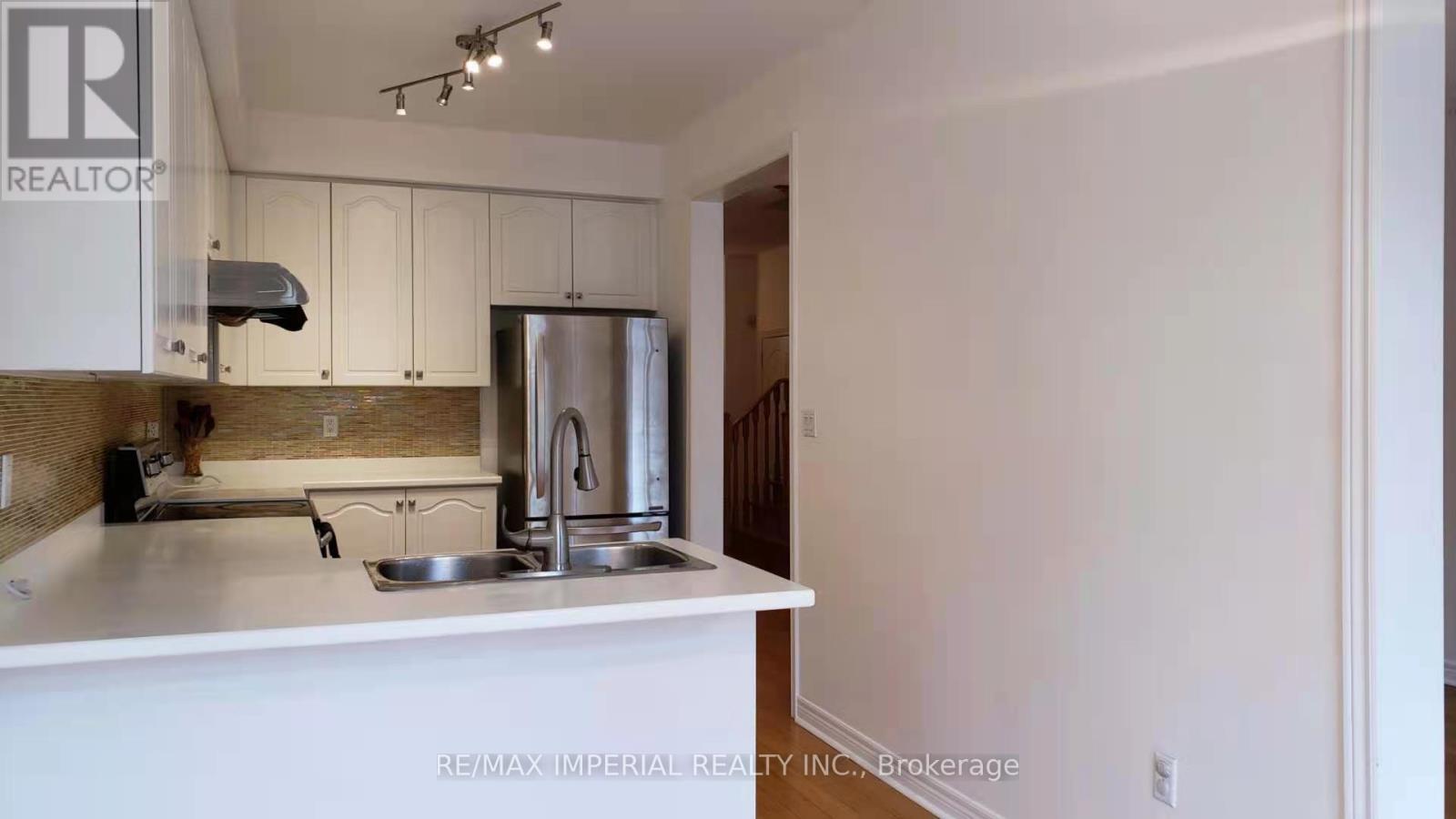 25 Ruby Crescent, Richmond Hill, ON - Indoor Photo Showing Kitchen With Double Sink