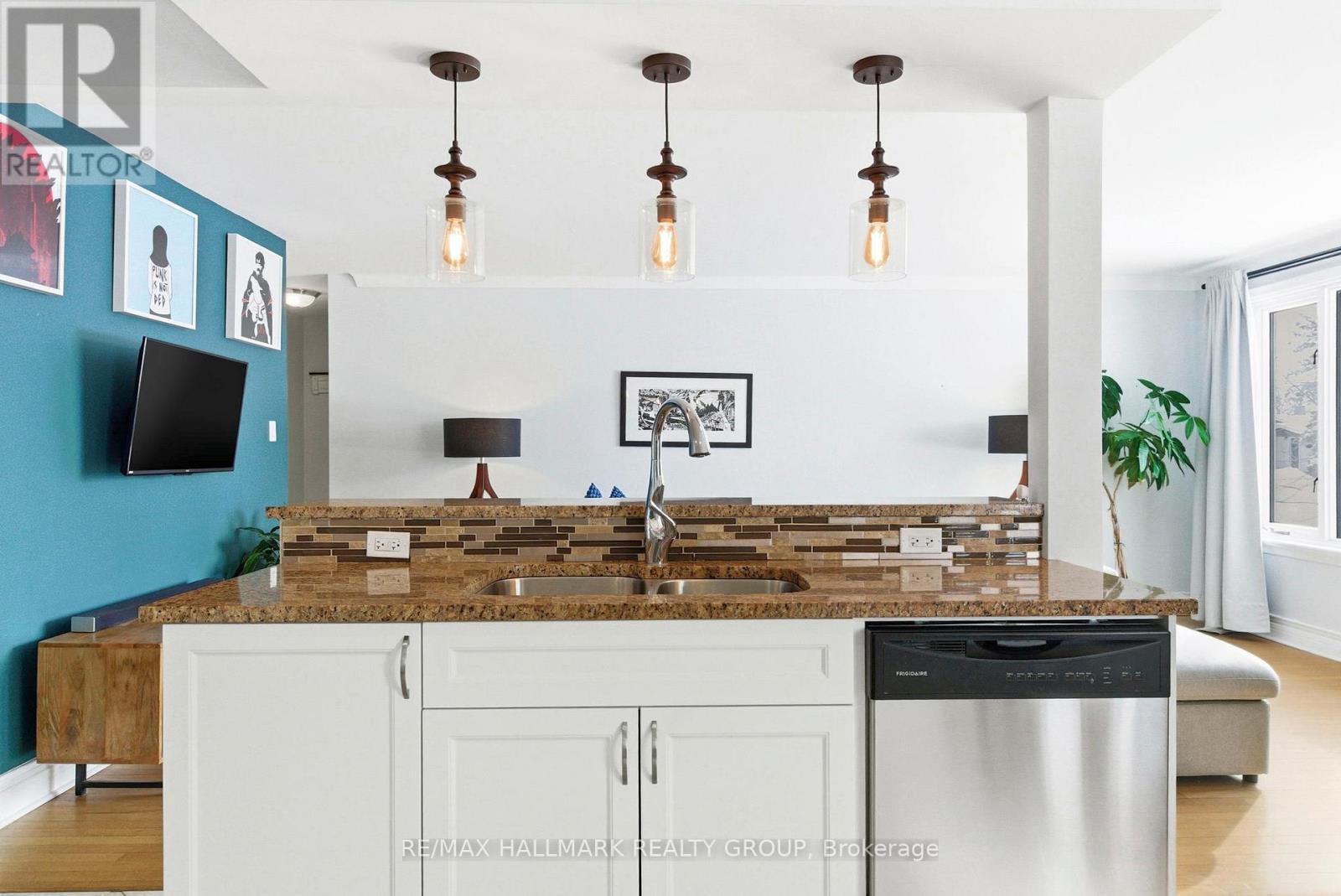 907 Innswood Drive, Ottawa, ON - Indoor Photo Showing Kitchen With Double Sink
