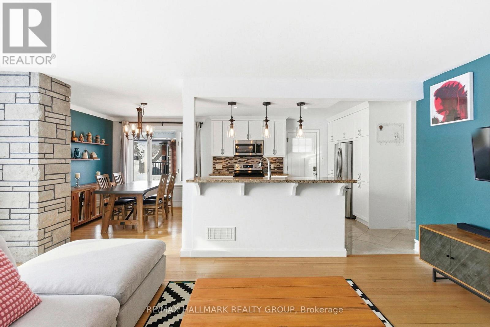 907 Innswood Drive, Ottawa, ON - Indoor Photo Showing Living Room