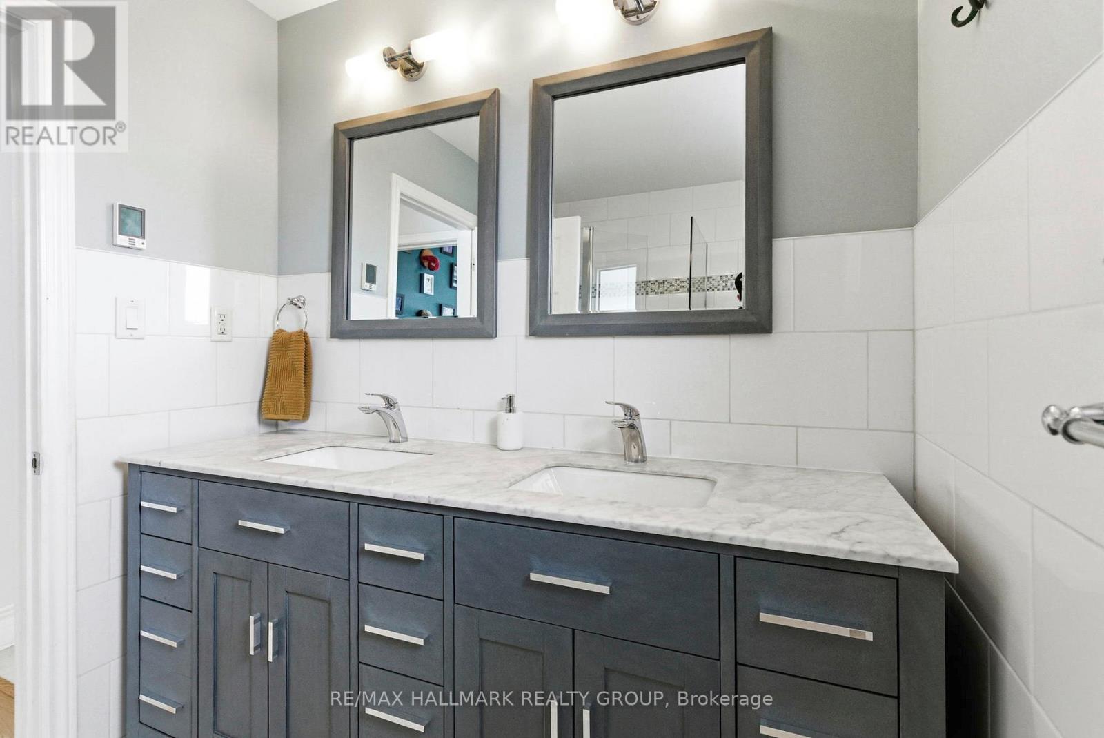 907 Innswood Drive, Ottawa, ON - Indoor Photo Showing Bathroom