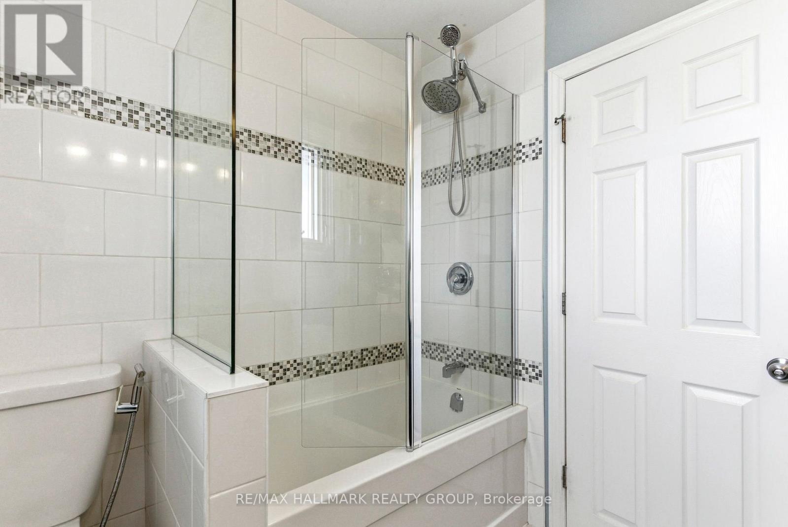 907 Innswood Drive, Ottawa, ON - Indoor Photo Showing Bathroom