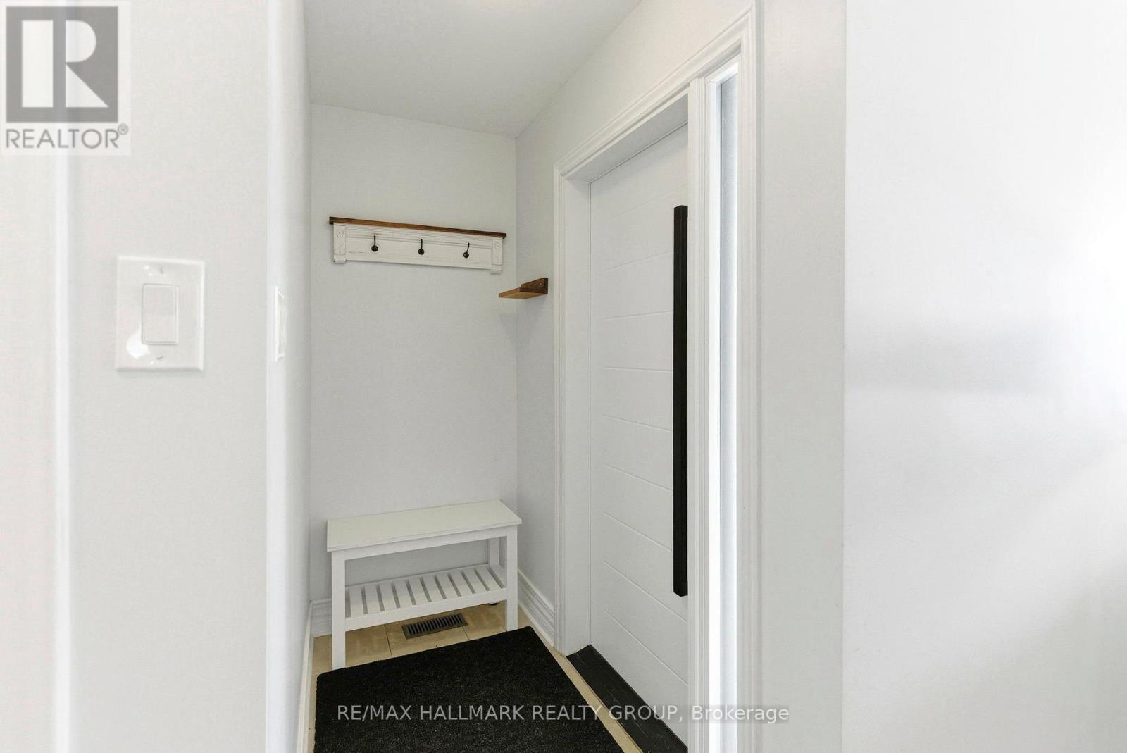 Foyer - 907 Innswood Drive, Ottawa, ON - Indoor Photo Showing Other Room