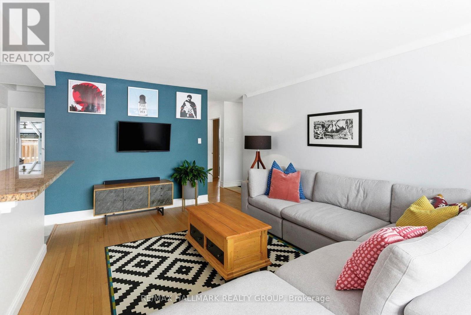 907 Innswood Drive, Ottawa, ON - Indoor Photo Showing Living Room