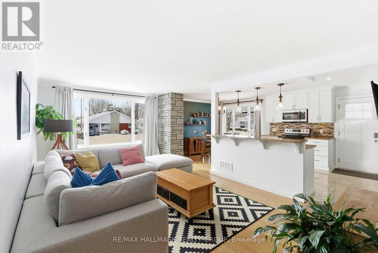 Open concept Living - Dining - 907 Innswood Drive, Ottawa, ON - Indoor