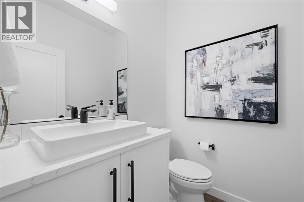 568 Walgrove Boulevard Se, Calgary, AB - Indoor Photo Showing Bathroom