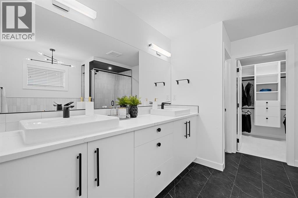 568 Walgrove Boulevard Se, Calgary, AB - Indoor Photo Showing Bathroom