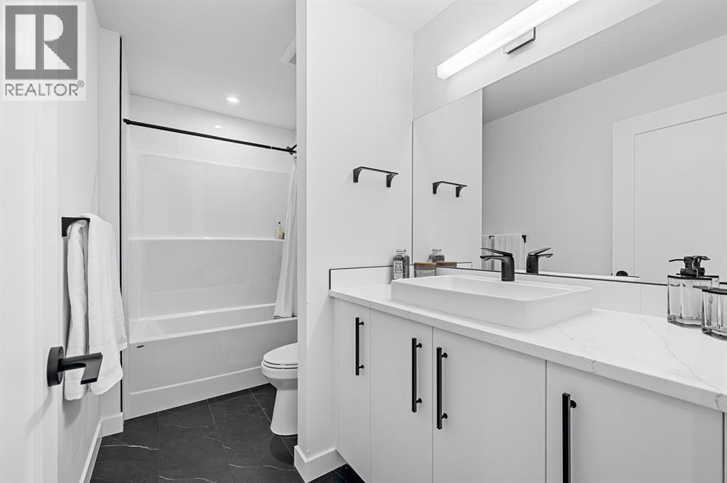 568 Walgrove Boulevard Se, Calgary, AB - Indoor Photo Showing Bathroom