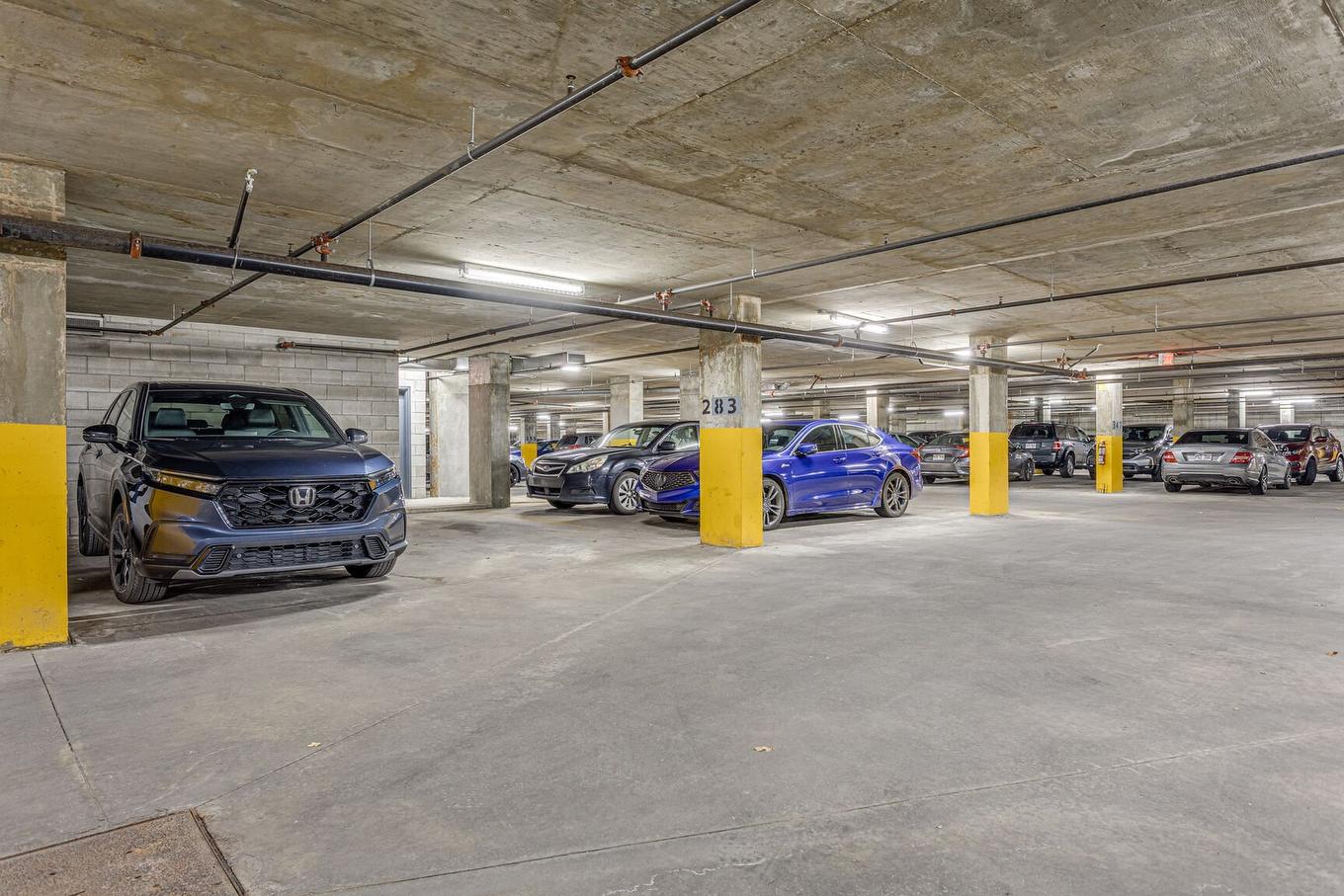 Garage - 262-10650 Place De L'Acadie, Montréal (Ahuntsic-Cartierville), QC - Indoor Photo Showing Garage