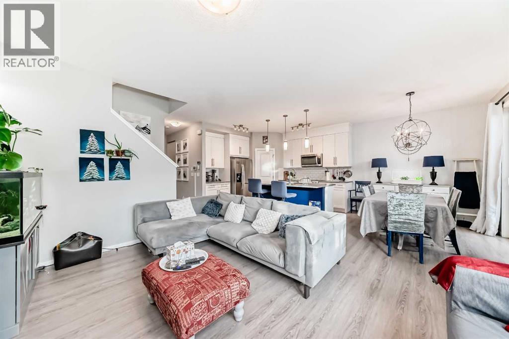 325 Sundown View, Cochrane, AB - Indoor Photo Showing Living Room