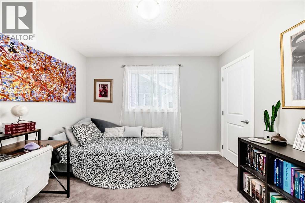 325 Sundown View, Cochrane, AB - Indoor Photo Showing Bedroom