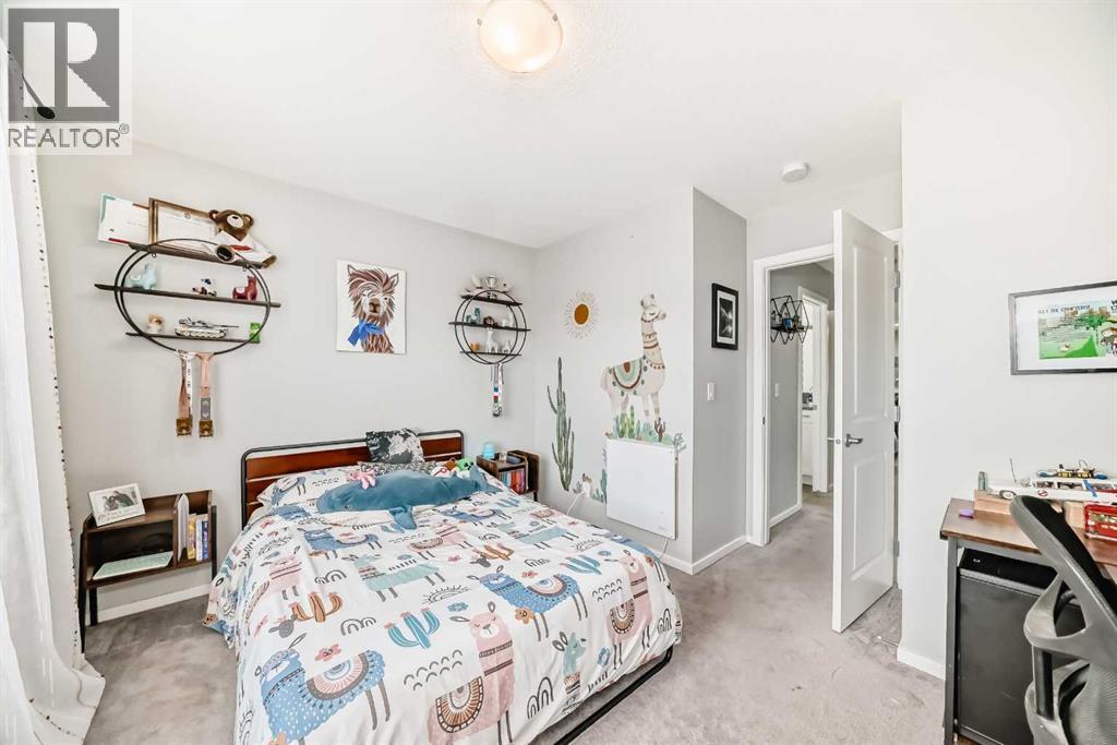 325 Sundown View, Cochrane, AB - Indoor Photo Showing Bedroom