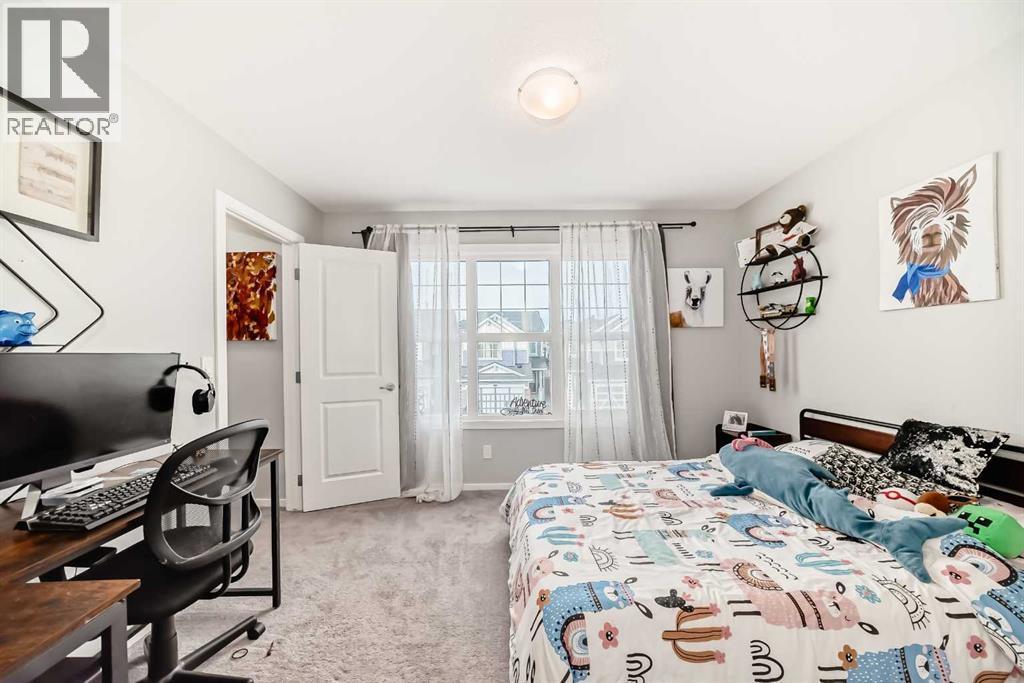 325 Sundown View, Cochrane, AB - Indoor Photo Showing Bedroom