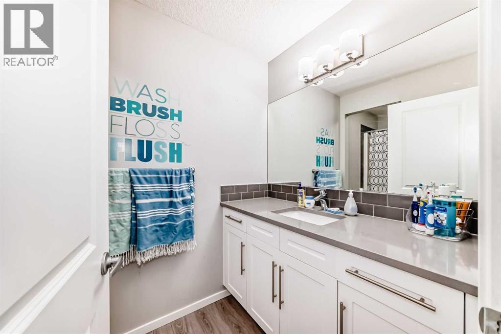 325 Sundown View, Cochrane, AB - Indoor Photo Showing Bathroom