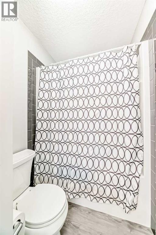 325 Sundown View, Cochrane, AB - Indoor Photo Showing Bathroom