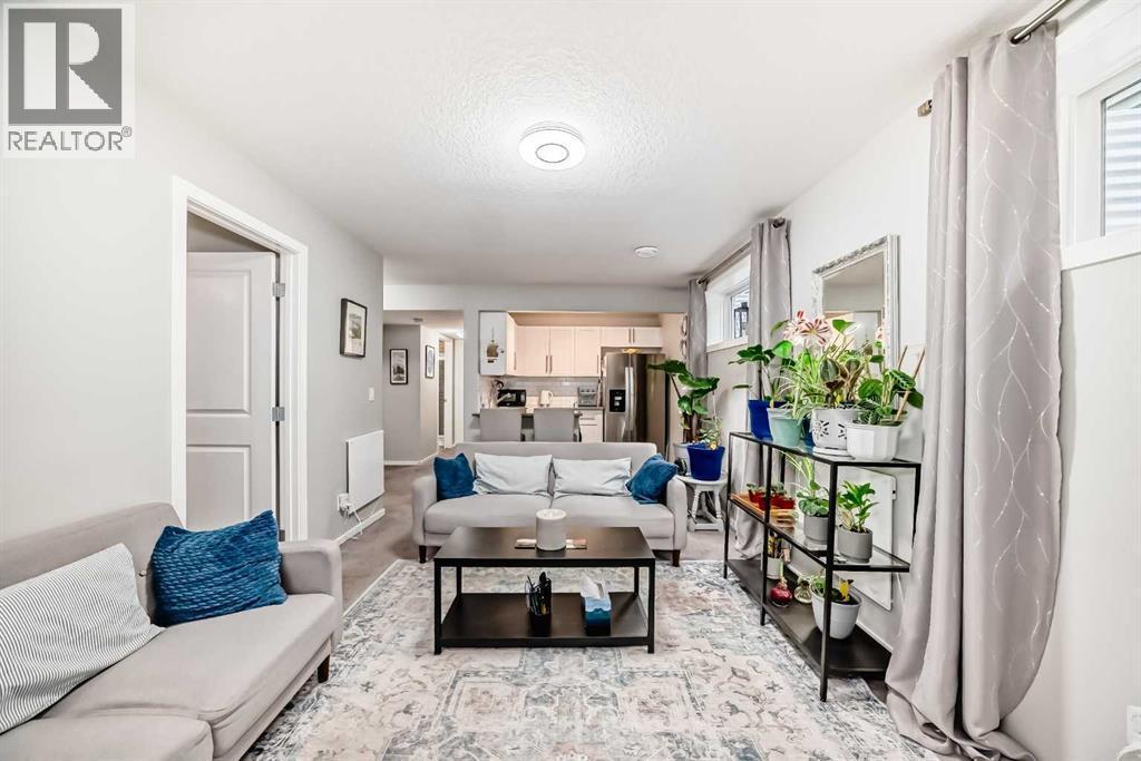 325 Sundown View, Cochrane, AB - Indoor Photo Showing Other Room