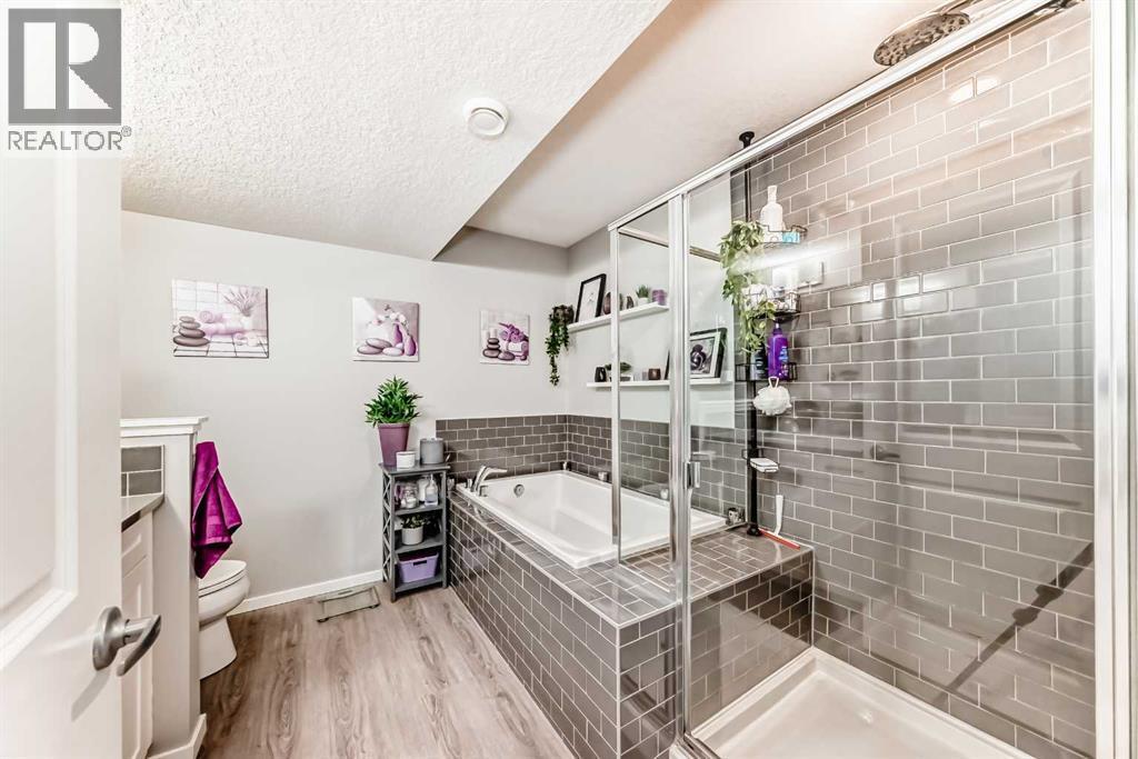 325 Sundown View, Cochrane, AB - Indoor Photo Showing Bathroom