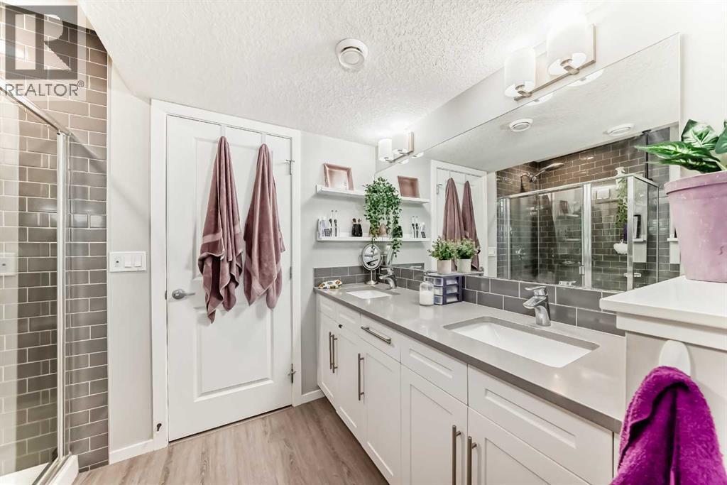 325 Sundown View, Cochrane, AB - Indoor Photo Showing Bathroom