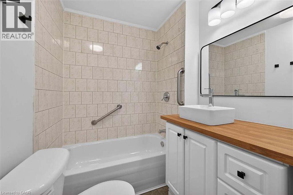 Bathroom featuring vanity and shower / bathtub combination - 77 Barton Street E Unit# 1, Hamilton, ON - Indoor Photo Showing Bathroom