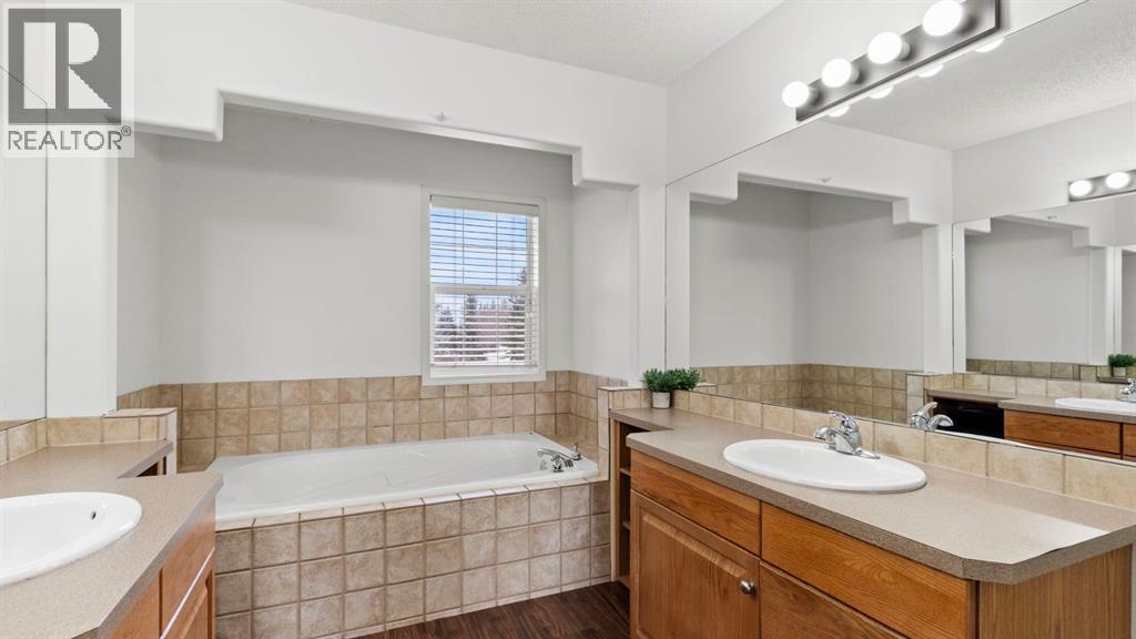 27 Cranwell Close Se, Calgary, AB - Indoor Photo Showing Bathroom