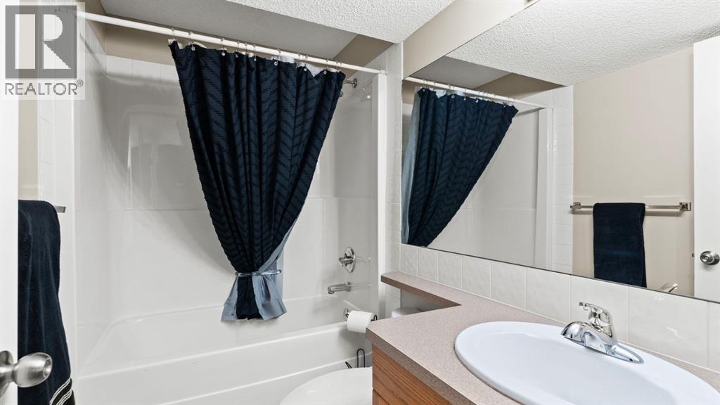 27 Cranwell Close Se, Calgary, AB - Indoor Photo Showing Bathroom