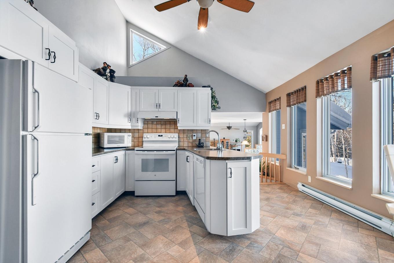 Kitchen - 11 Rue Karine, Saint-Jean-De-Matha, QC - Indoor Photo Showing Kitchen