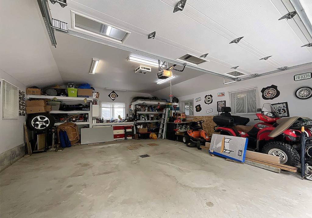Garage - 11 Rue Karine, Saint-Jean-De-Matha, QC - Indoor Photo Showing Garage