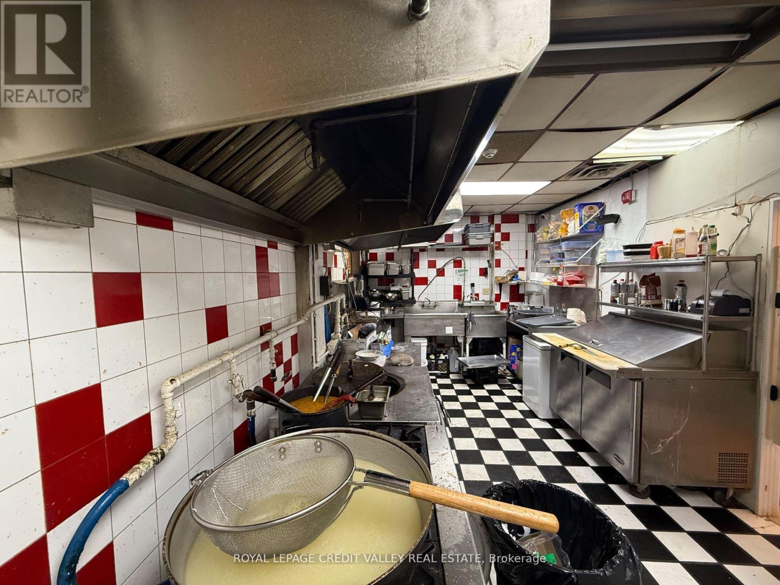 1443 Main Street E, Hamilton, ON