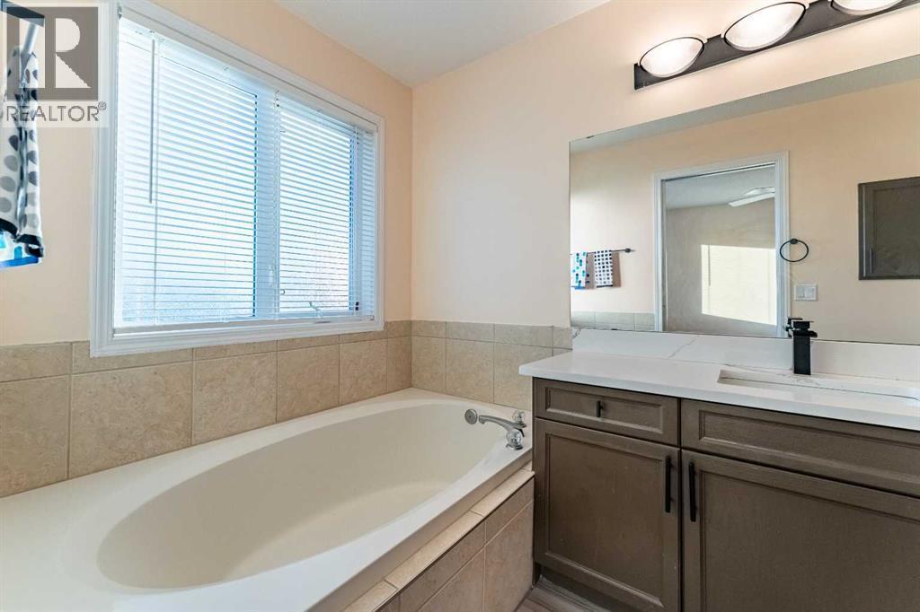 224 Highland Circle, Strathmore, AB - Indoor Photo Showing Bathroom