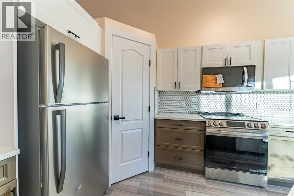 224 Highland Circle, Strathmore, AB - Indoor Photo Showing Kitchen With Stainless Steel Kitchen