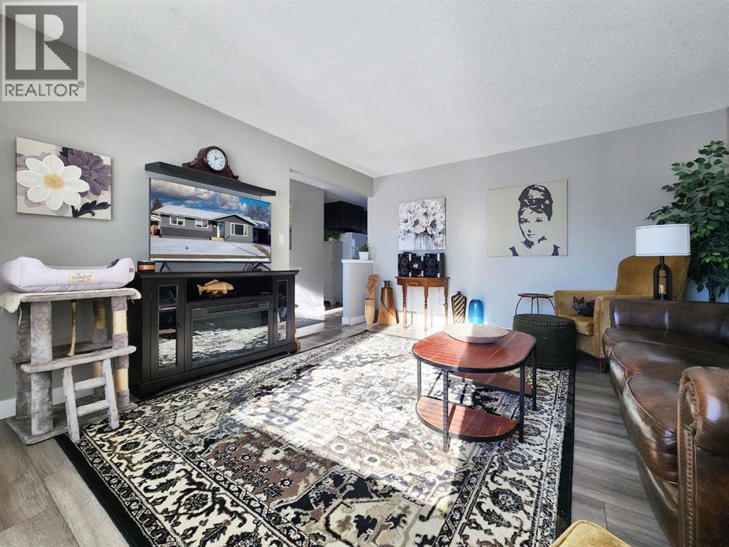 214 48 Avenue E, Claresholm, AB - Indoor Photo Showing Living Room