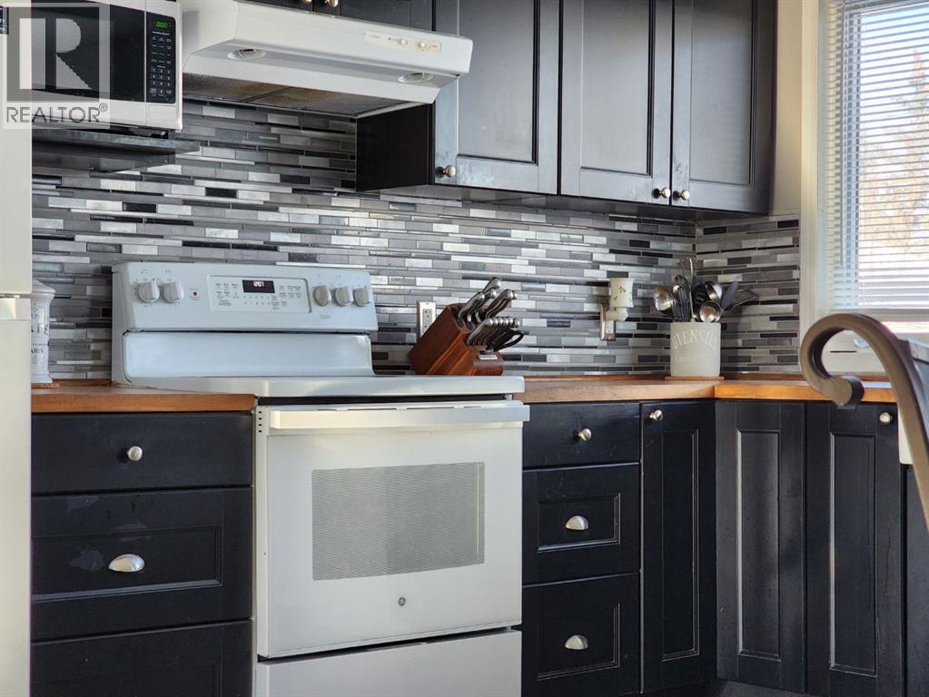 214 48 Avenue E, Claresholm, AB - Indoor Photo Showing Kitchen