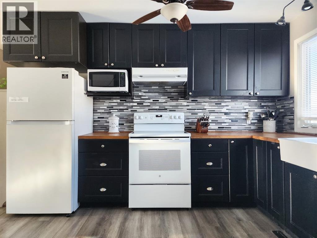 214 48 Avenue E, Claresholm, AB - Indoor Photo Showing Kitchen