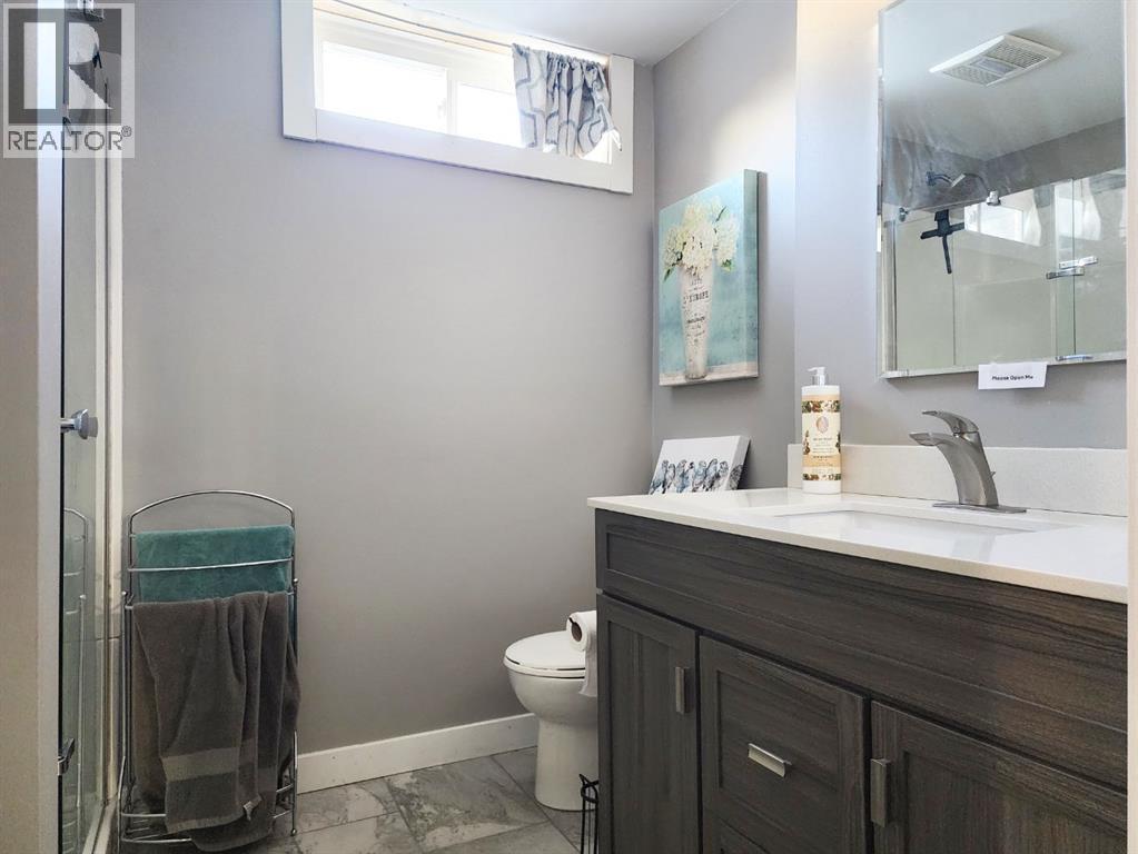 214 48 Avenue E, Claresholm, AB - Indoor Photo Showing Bathroom