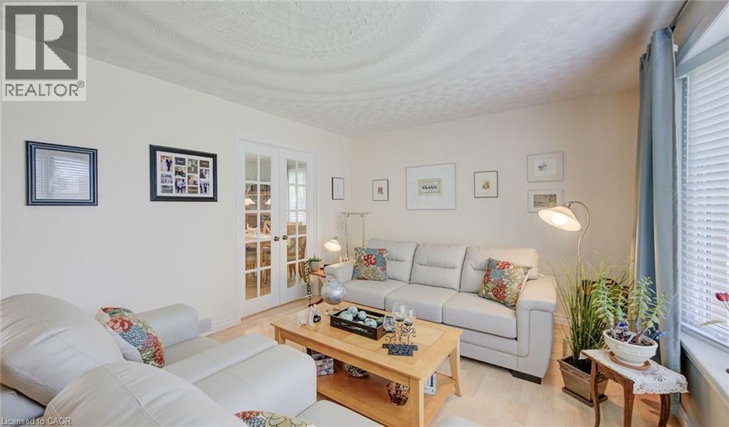 400 Foxhunt Place, Waterloo, ON - Indoor Photo Showing Living Room