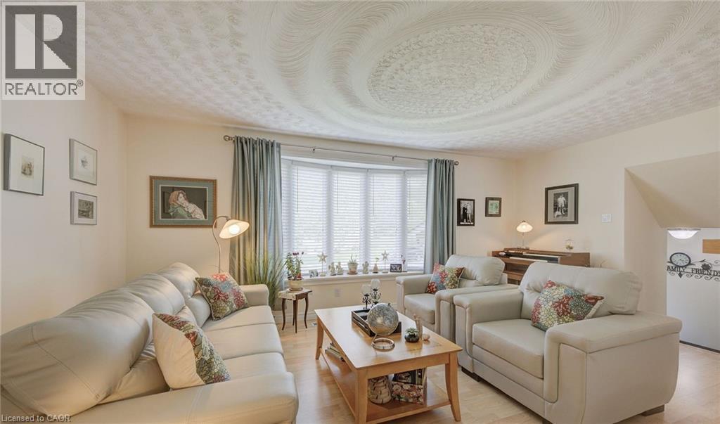 400 Foxhunt Place, Waterloo, ON - Indoor Photo Showing Living Room