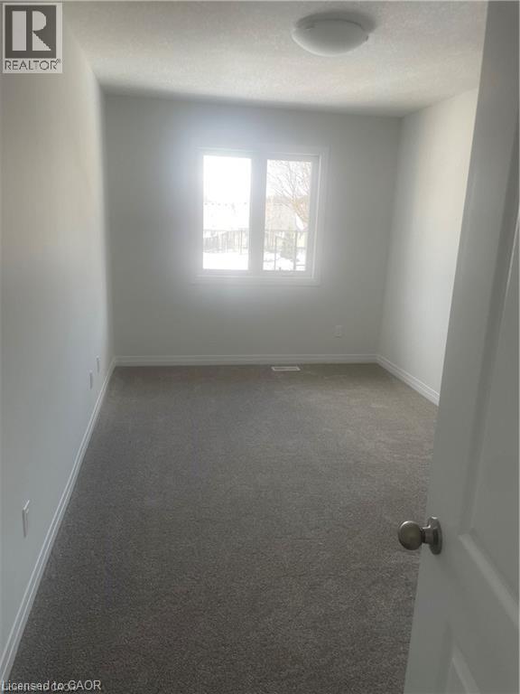 Spare room with light colored carpet - 152 Queensbrook Crescent, Cambridge, ON - Indoor Photo Showing Other Room