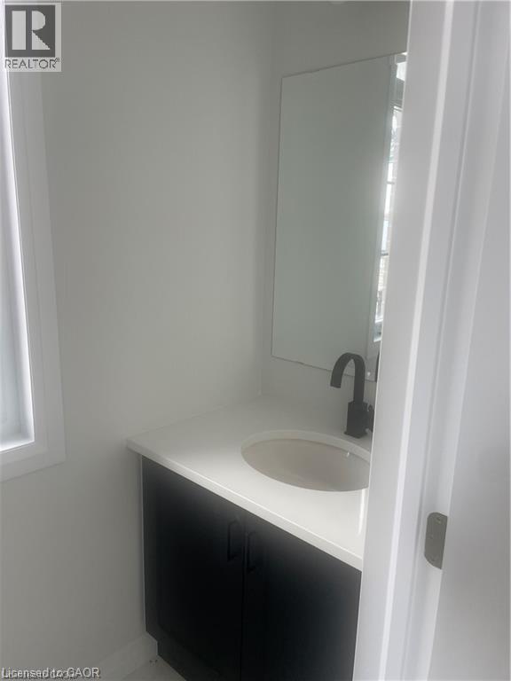 Bathroom with vanity - 152 Queensbrook Crescent, Cambridge, ON - Indoor Photo Showing Bathroom